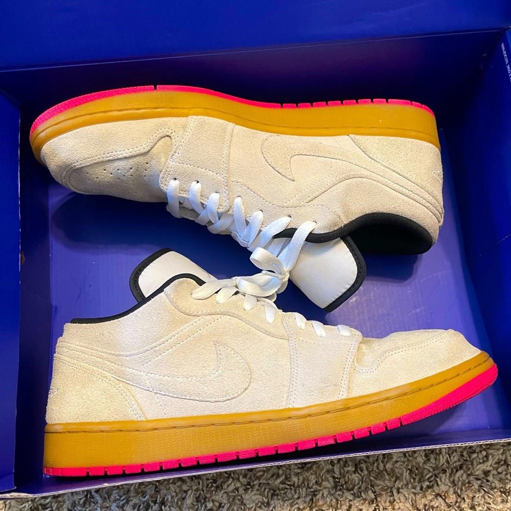 Jordan 1 Low ‘White Gum Hyper Pink’